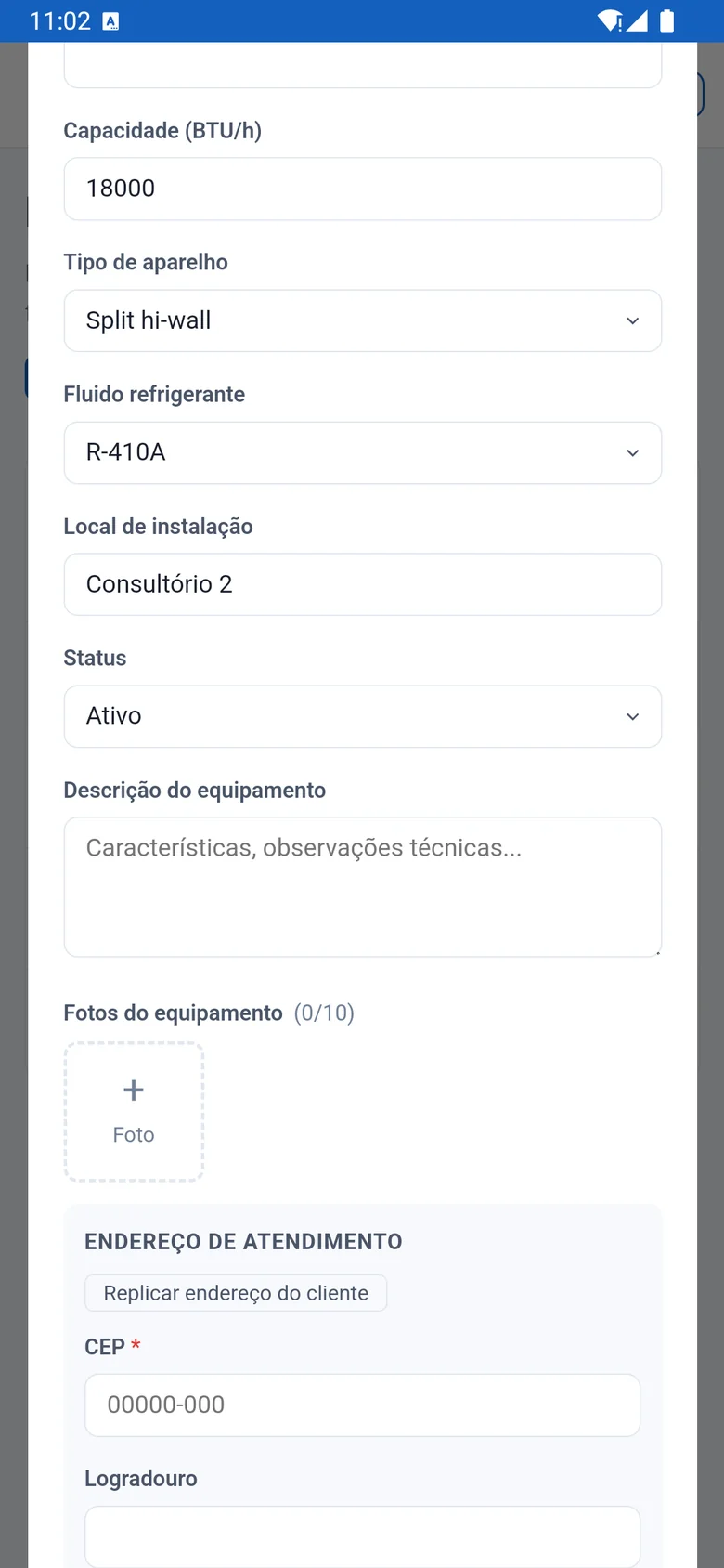 Cadastro do aparelho no app: capacidade 18000 BTU/h, tipo Split hi-wall, fluido R-410A, local Consultório 2, status Ativo