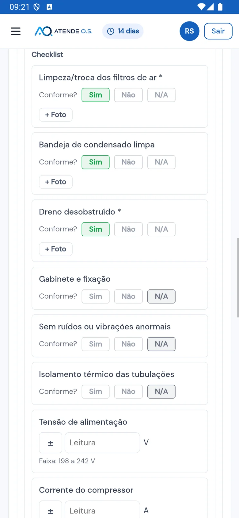 Checklist PMOC — manutenção mensal aberto no app do técnico, com os itens marcados em Sim