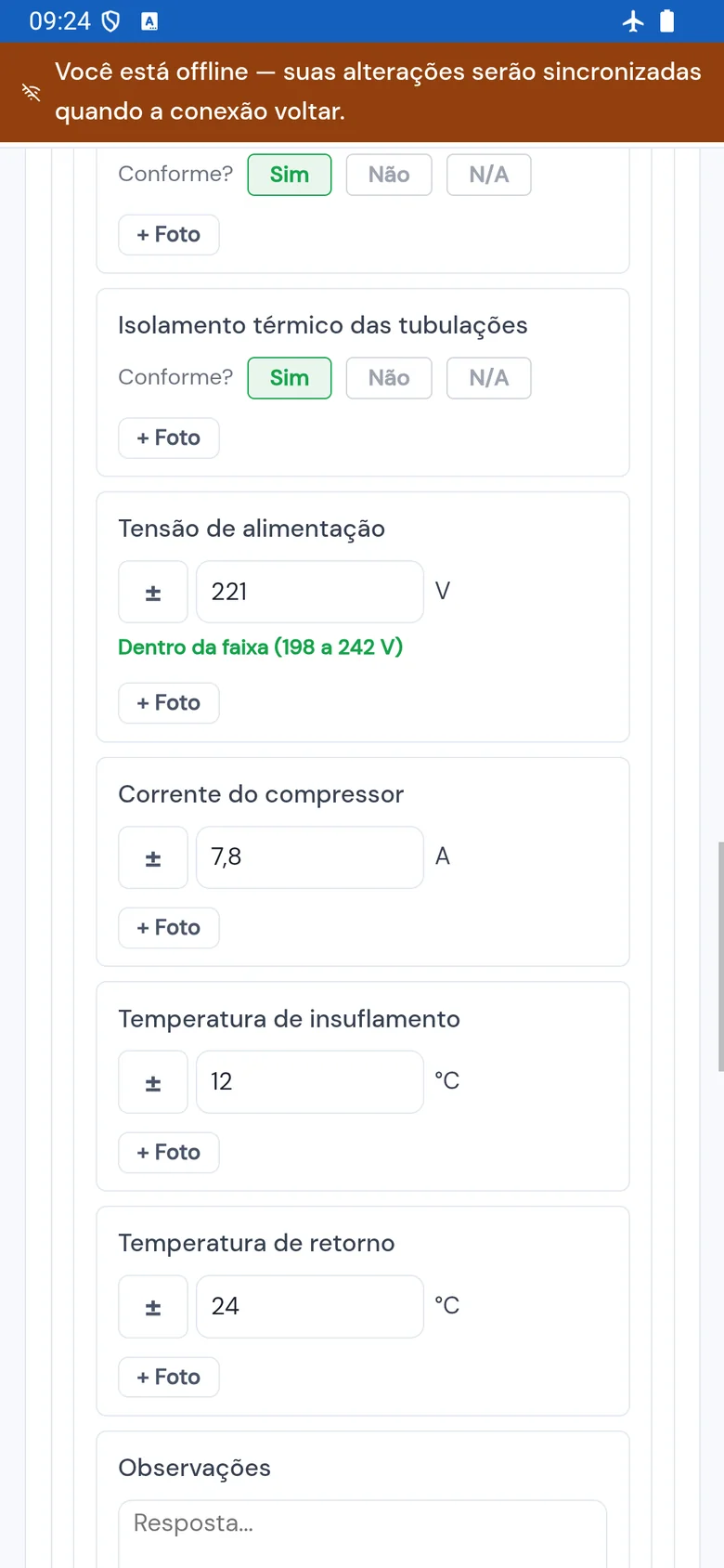 Checklist PMOC — manutenção mensal em modo avião, com o aviso Você está offline e a tensão de 221 V dentro da faixa (198 a 242 V)