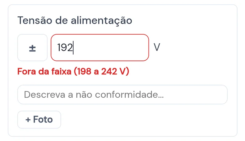 Item Tensão de alimentação com 192 V em vermelho, o aviso Fora da faixa (198 a 242 V) e o campo Descreva a não conformidade