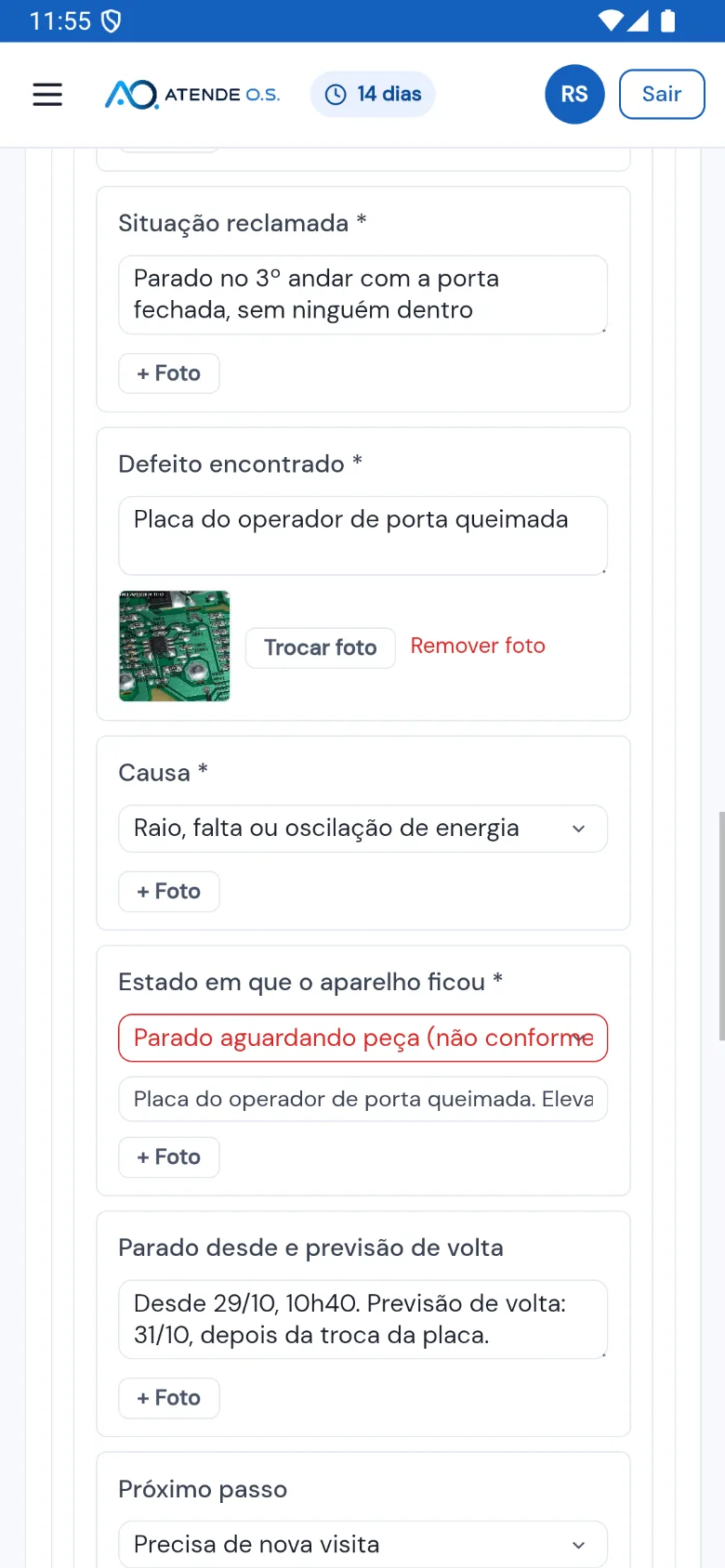 Checklist Chamado / corretiva no app do técnico: situação reclamada parado no 3º andar com a porta fechada, defeito encontrado placa do operador de porta queimada, com a foto da placa, causa Raio, falta ou oscilação de energia, estado em que o aparelho ficou Parado aguardando peça em vermelho, como não conforme, e parado desde e previsão de volta (dados fictícios)