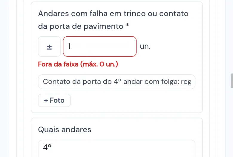 Item Andares com falha em trinco ou contato da porta de pavimento com a leitura 1 em vermelho, o aviso Fora da faixa (máx. 0 un.), a descrição da não conformidade e, abaixo, quais andares: 4º