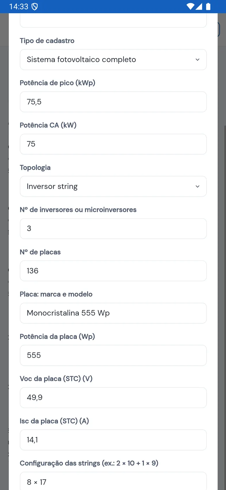 Cadastro do sistema no app: Sistema fotovoltaico completo, potência de pico em kWp, potência CA, topologia Inversor string, número de inversores e de placas, modelo, potência, Voc e Isc da placa e a configuração das strings (dados fictícios)