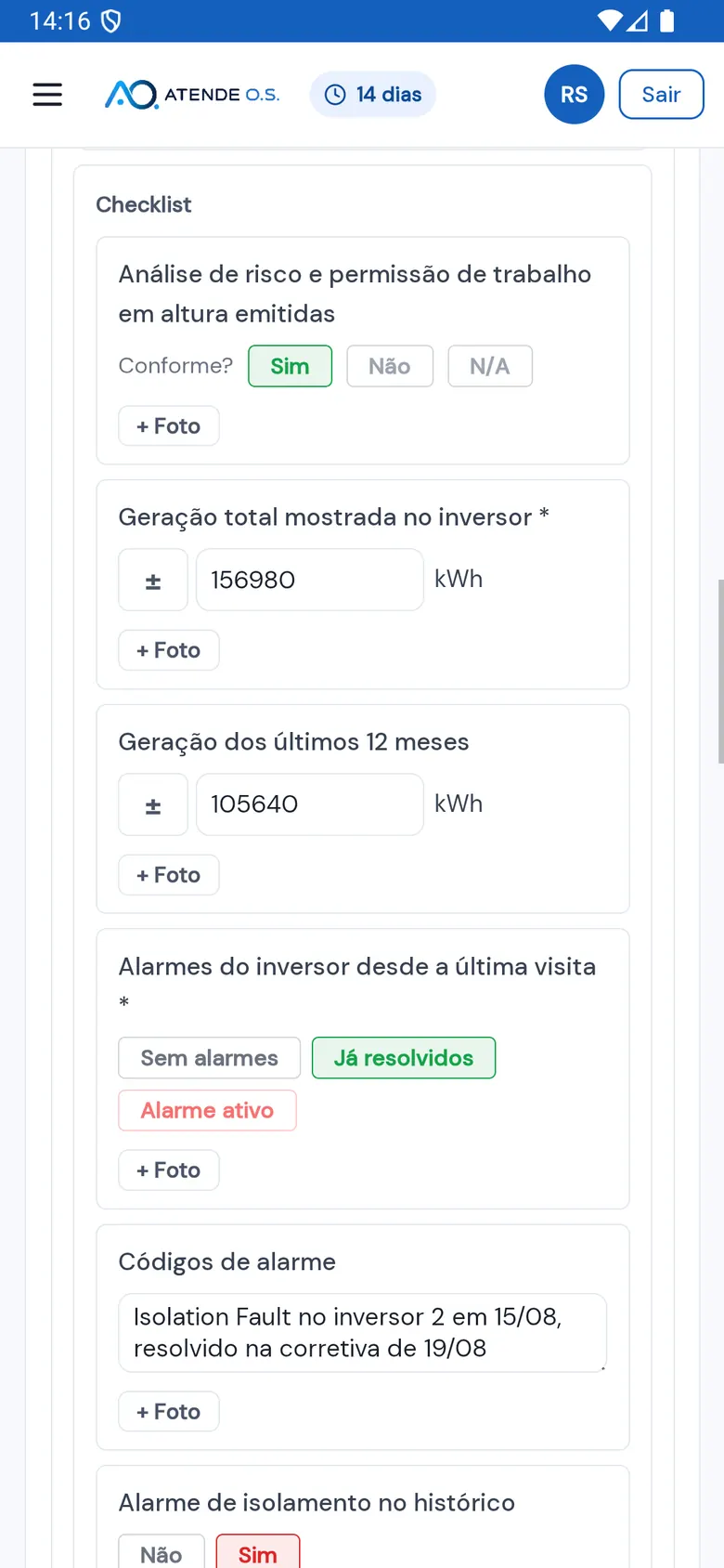 Checklist Preventiva — inspeção do sistema fotovoltaico no app do técnico: geração total mostrada no inversor e dos últimos 12 meses, em kWh, alarmes do inversor Já resolvidos e o código do alarme anotado (dados fictícios)