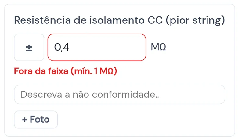 Item Resistência de isolamento CC (pior string) com a leitura 0,4 MΩ em vermelho, o aviso Fora da faixa (mín. 1 MΩ) e o campo Descreva a não conformidade