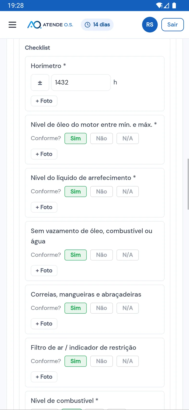 Checklist da preventiva mensal no app do técnico: horímetro 1432 h e os itens de óleo, arrefecimento, vazamentos, correias e filtro de ar marcados em Sim