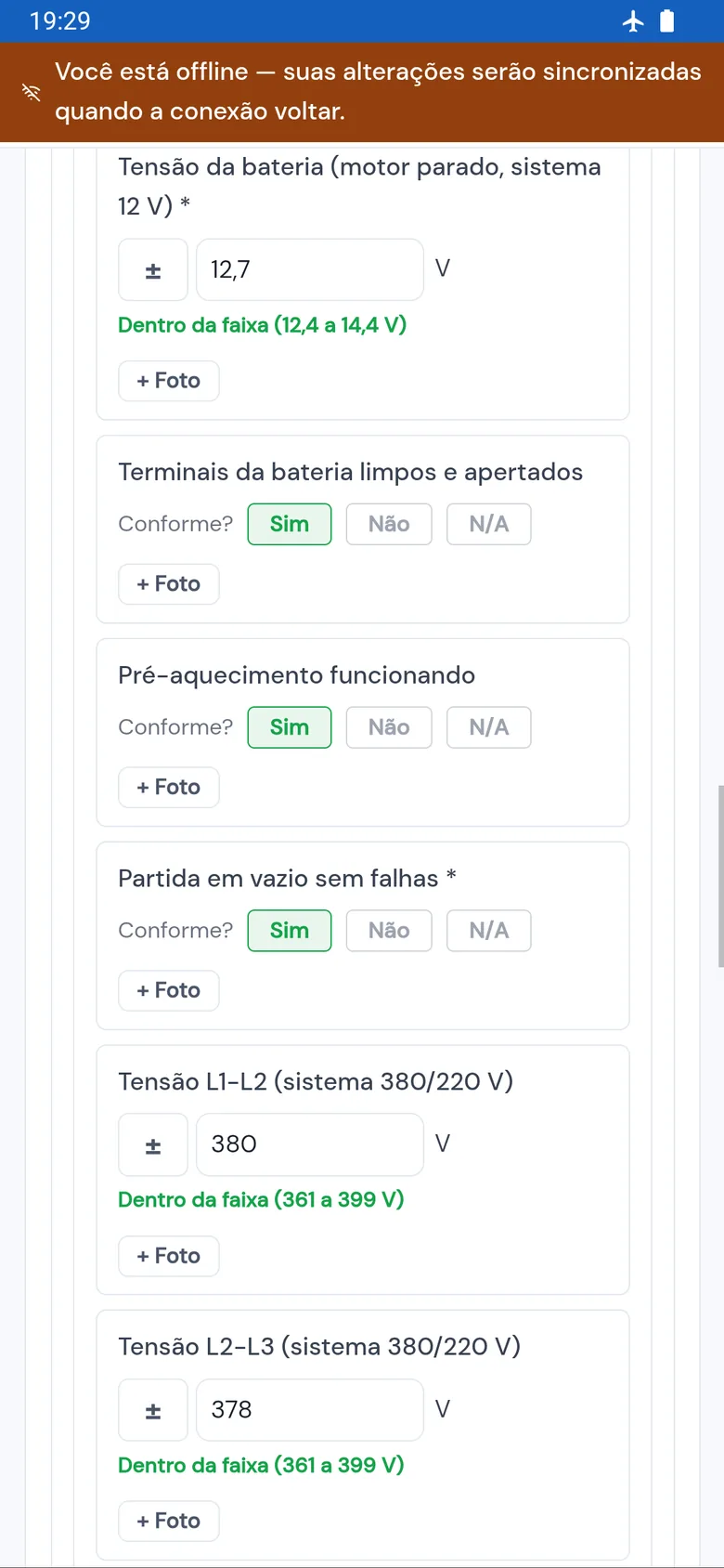 Checklist da preventiva mensal em modo avião, com o aviso Você está offline, a bateria a 12,7 V e as tensões L1-L2 de 380 V e L2-L3 de 378 V dentro da faixa
