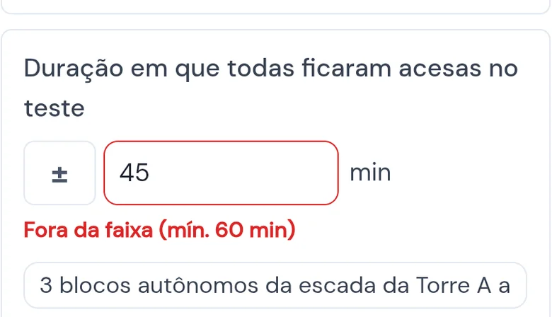 Item Duração em que todas ficaram acesas no teste com a leitura 45 min em vermelho, o aviso Fora da faixa (mín. 60 min) e a descrição da não conformidade embaixo